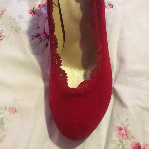 Red heels with lace detailing - Picture 2 of 4